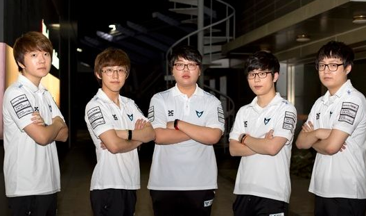 太血腥了！ Rest 向 TheShy 祈祷；但被 Zeus 的Rambo融化， Hanwha Life Esports 领先